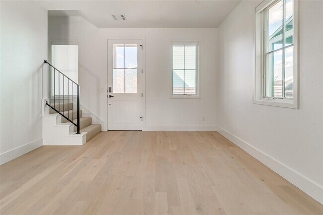 Photo - 1056 Hangar Dr