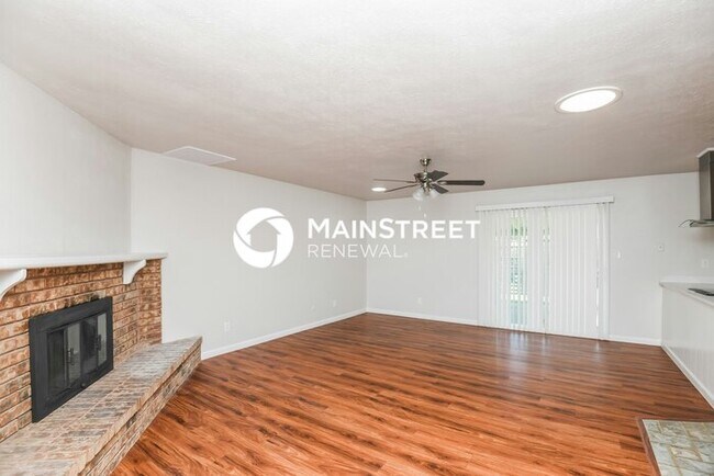 Photo - 3 Bedroom Pet-Friendly Home in Grand Prairie, TX with Main Street Renewal