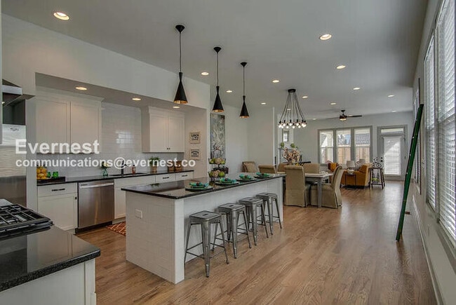 Photo - 915B Caruthers Ave