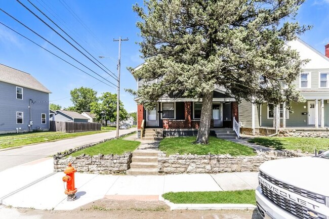 Building Photo - 732-734-734 E Deshler Ave