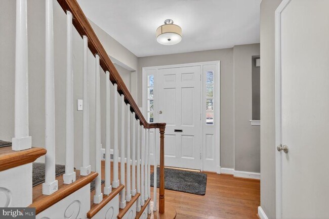 Building Photo - 7215 Rollingwood Dr