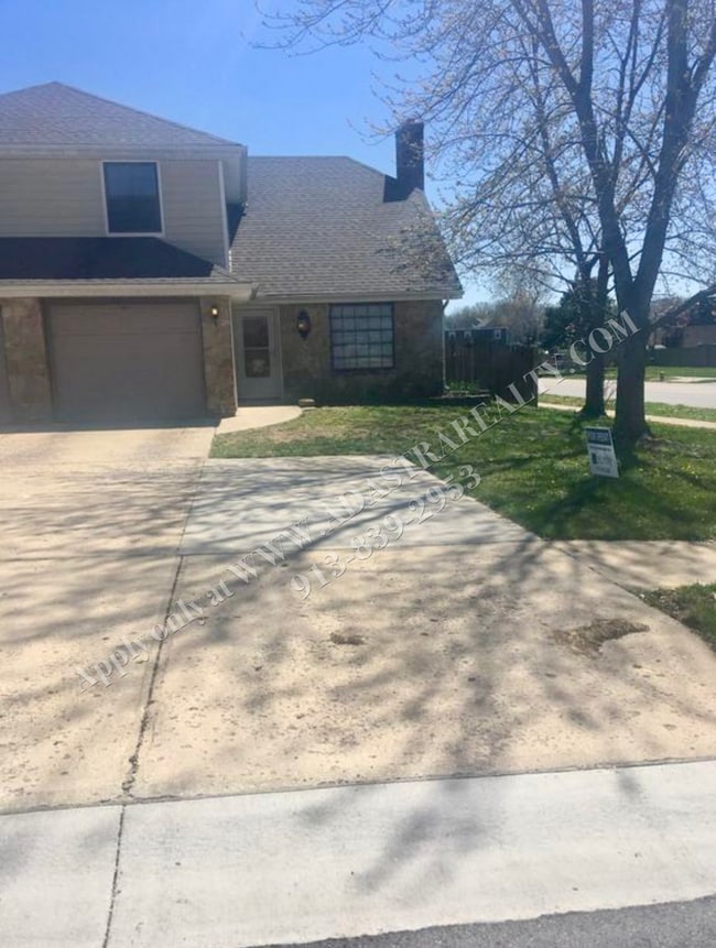 Building Photo - Beautiful 3 Bedroom Duplex in Olathe-Avail... Rental