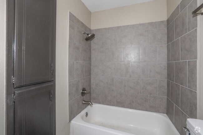 1BR, 1BA - 620SF - Bathroom