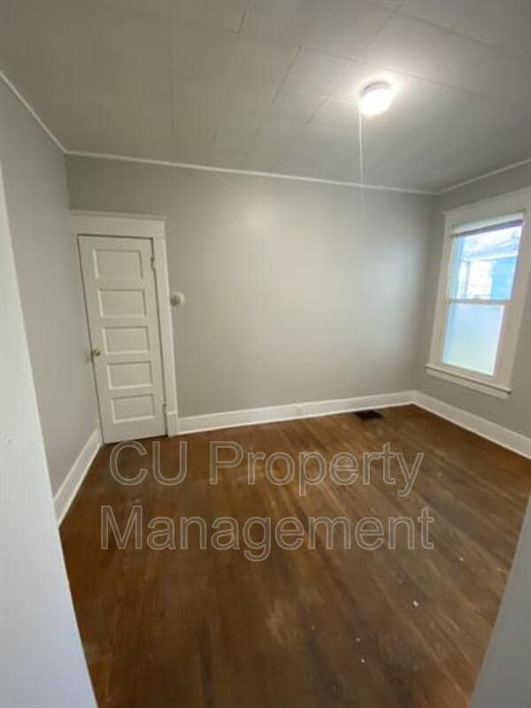 Photo - 615 W White St