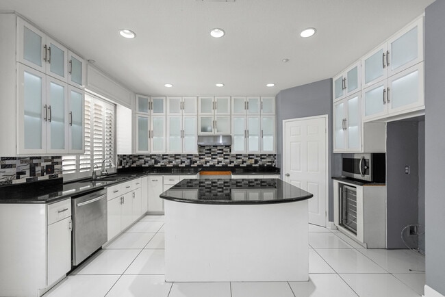 Photo - 16001 Filbert St