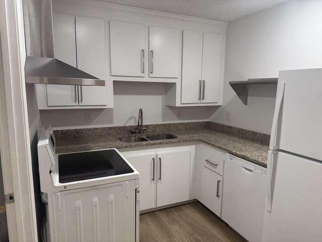 Building Photo - 244 Luden Dr