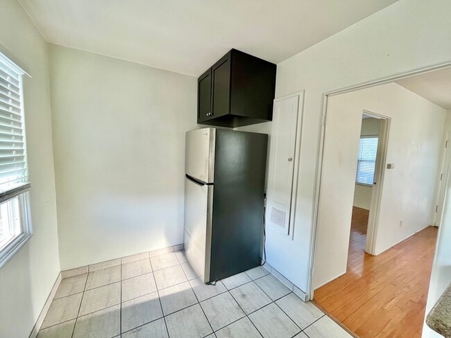 Photo - Upstairs 1 Bedroom Available with A/C in G... Unit 4466