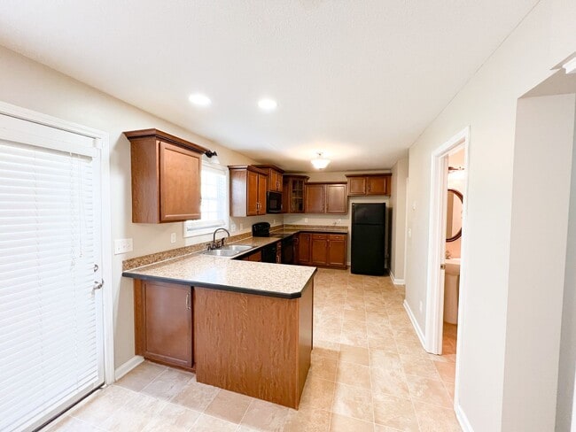 Photo - 3 Bedroom 2.5 Bath home in well established neighborhood!