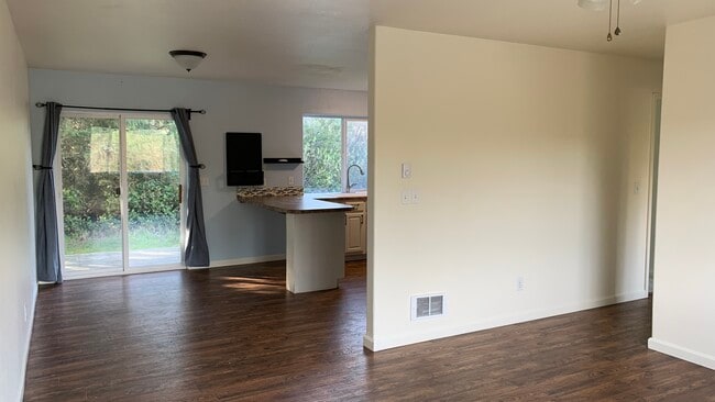 Building Photo - 901 Mount Olympus Ave SE Unit Apt C