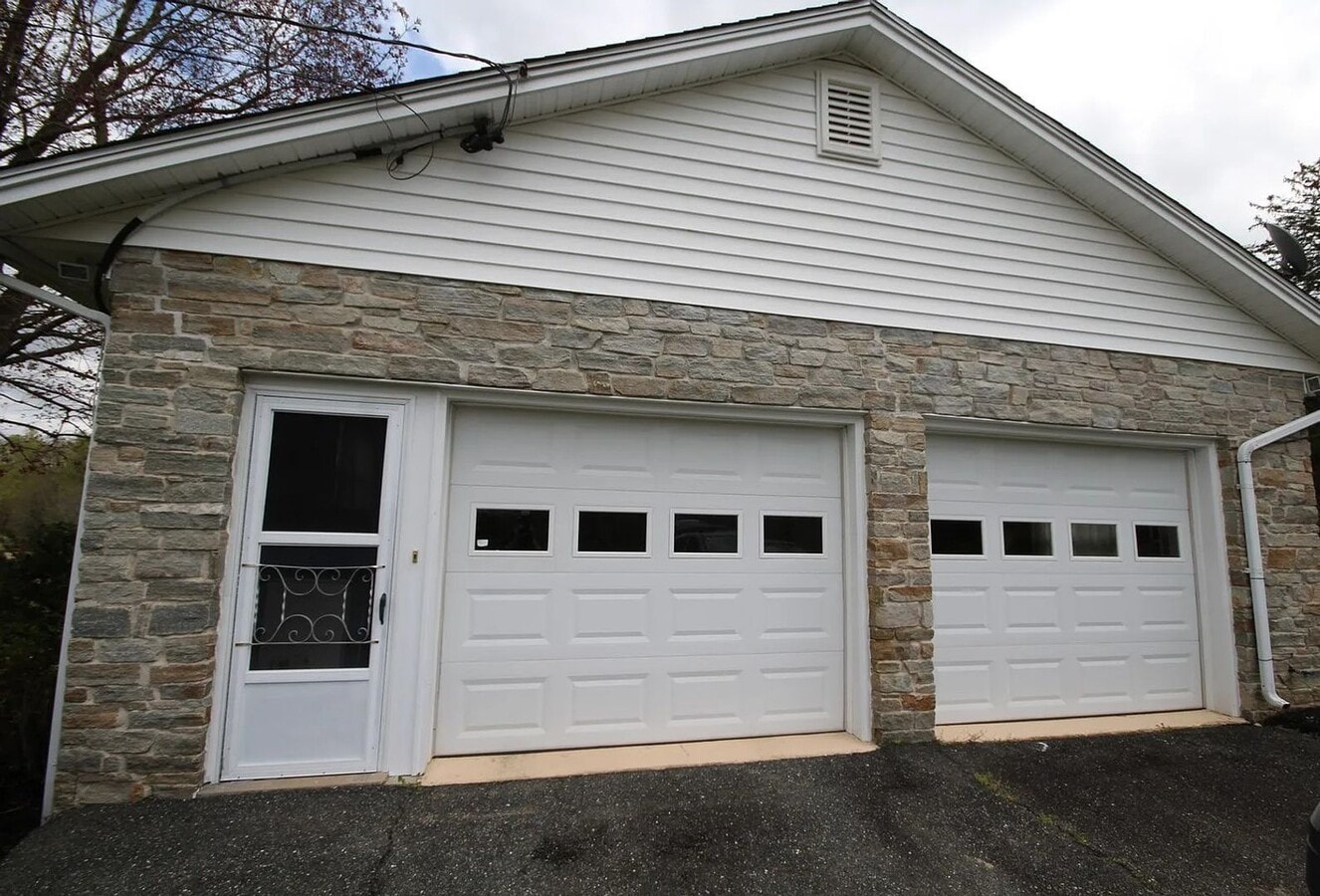 Photo - Charming 3-Bedroom Home with Country Feel & Spacious Yard