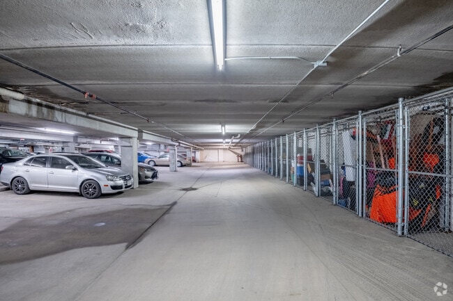 Estacionamiento - Main Street Plaza Apartments