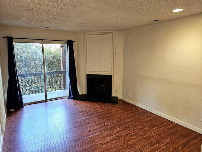 Building Photo - Large Private Guy Room Downtown ASAP - Balcony, Storage and more Unit 8 - 8A
