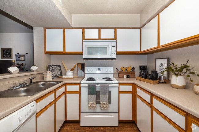 2BR, 2BA - 978SF - Kitchen