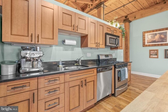 Building Photo - 2551 Trenton Ave Unit 305