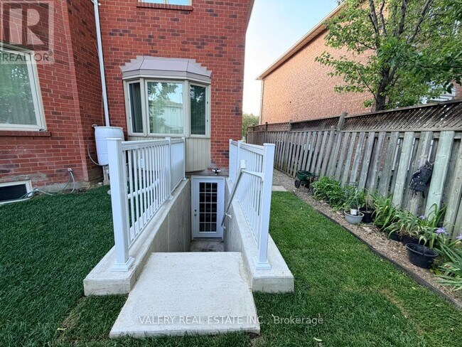 Photo - 1683 Moongate Crescent Unit Lower