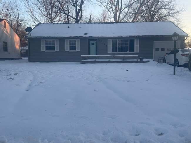 3 bedroom 1 bath near Huntoon and Fairlawn - 3 bedroom 1 bath near Huntoon and Fairlawn House