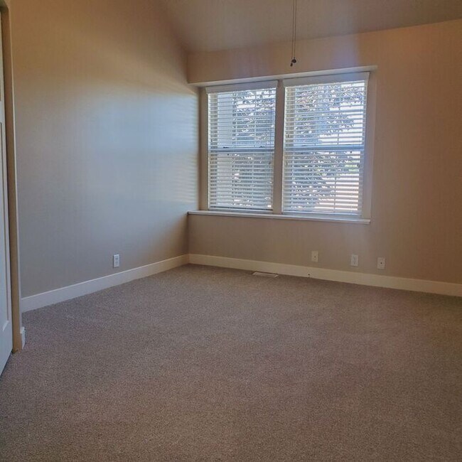 Photo - Spacious 2 Bed 1.5 Bath Townhome in Murray!
