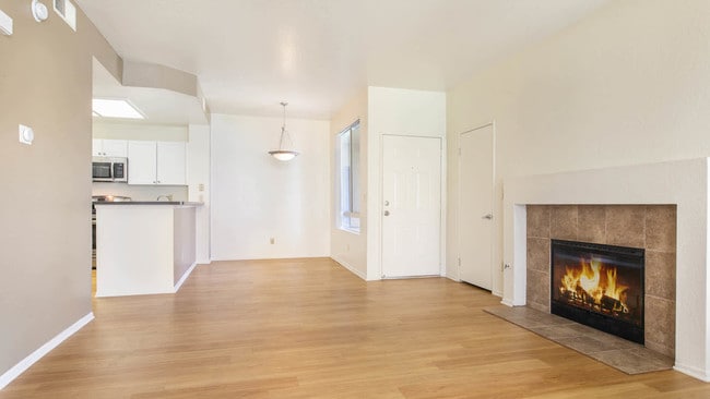 Sala de estar con chimenea - Vista Del Lago