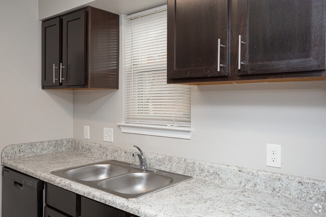 2 BR, 1 BA - 923 SF