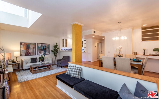 Building Photo - 514 S Barrington Ave Unit 103