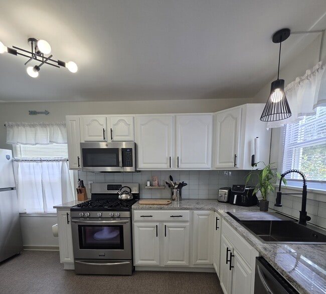 Photo - 915 Mackow Dr
