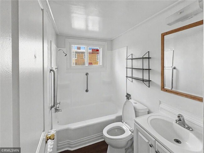 Photo - 97 Orme St E Unit 102