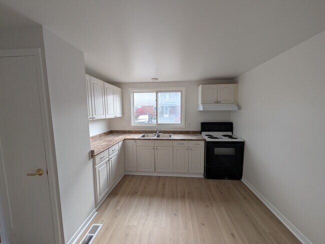 Photo - Renovated 3-Bedroom Apartment in Heron Gat... Unit K