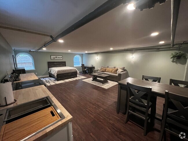 Building Photo - 1820 Albany Ave Unit In-Law Rental
