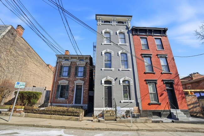 Building Photo - Vibrant One Bedroom Apartment in Over the Rhine