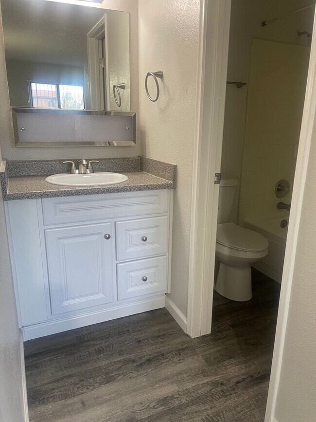 Photo - Beautiful One Bedroom Remodeled  Available Unidad 356