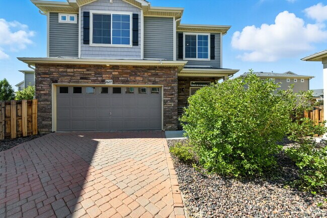 Building Photo - 3 Bedroom 2.5 Bathroom "Like-new" Single Family Home Immediately!