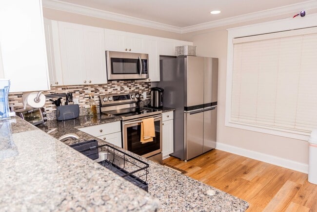 Photo - 2 Bedroom/ 2 bath - entry level END UNIT with side balcony- Fully Furnished and only a $500 deposit Unidad #101