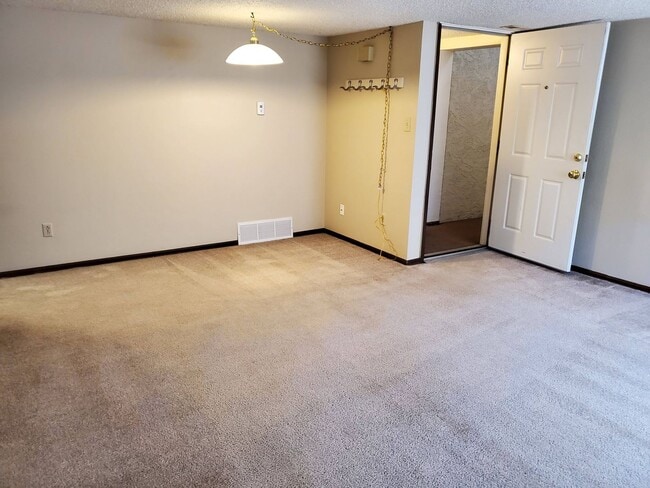Photo - 1 Bedroom, 1 Bath - Basement Unit Unit 5546
