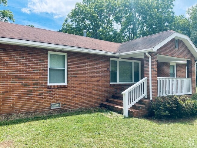 Building Photo - Charming 2-Bedroom in Candler with Large Y... Rental