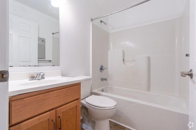 2BR, 1BA - 926SF - Primary Bathroom