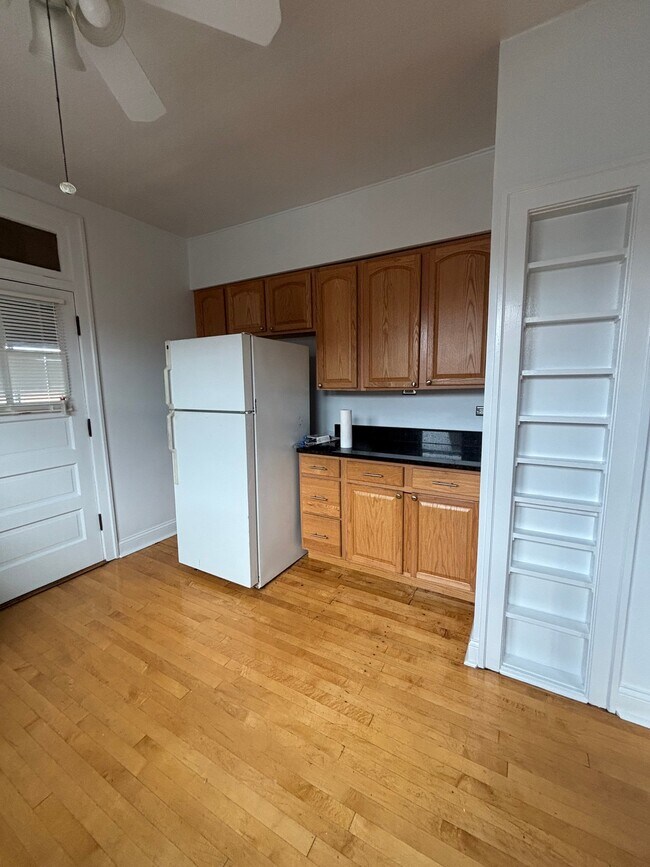 5536 W Cornelia Ave Unit 2