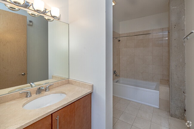 1BR, 1BA - 575SF - Bathroom