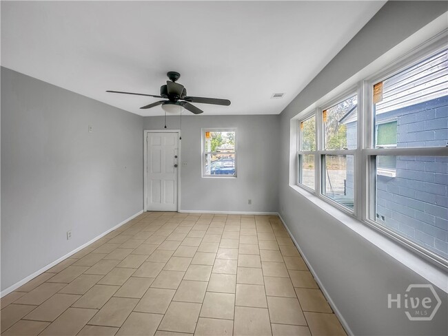 Photo - 5328 Churchill St