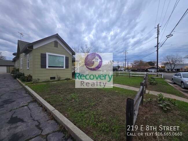 Building Photo - 219 E 8th St