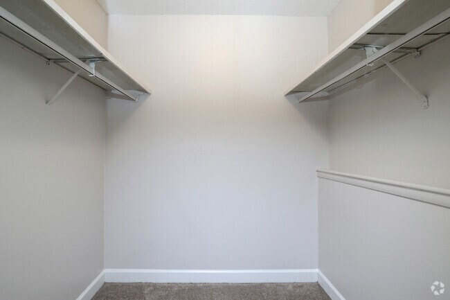 2BR, 1.5BA - 1,000SF - Walk-in closet