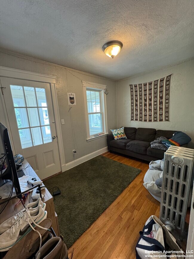 Building Photo - 60 Litchfield St Unit 2 Rental