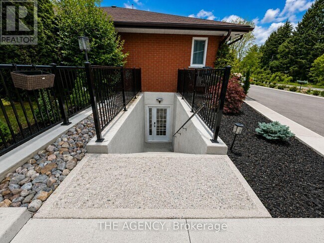 Photo - 15415 Jane St