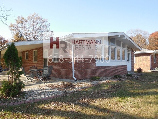 Building Photo - Two Bedroom Home with Large Yard and Updated Kitchen!