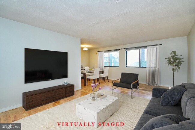 Building Photo - 2016 N Adams St Unit 304