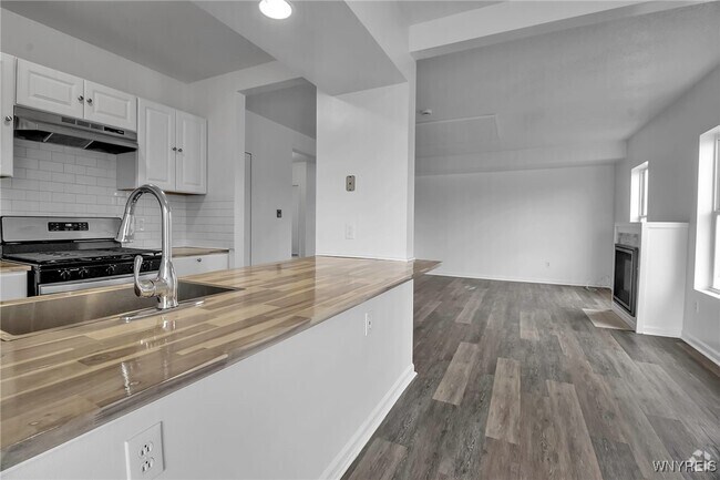 Building Photo - 1608 Sweet Home Rd