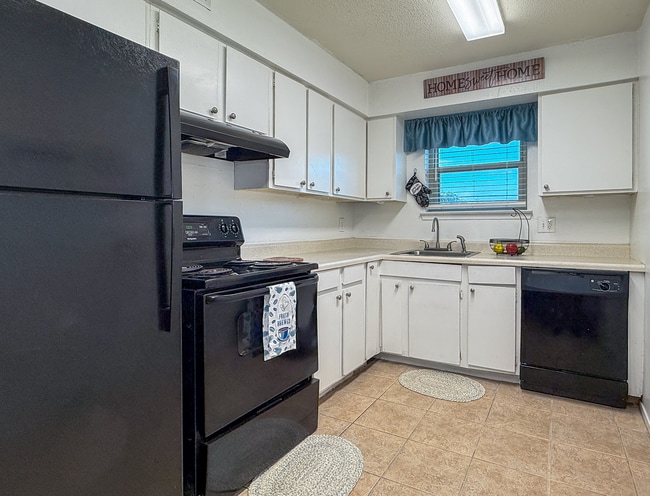 Photo - Hampton Court Apartments