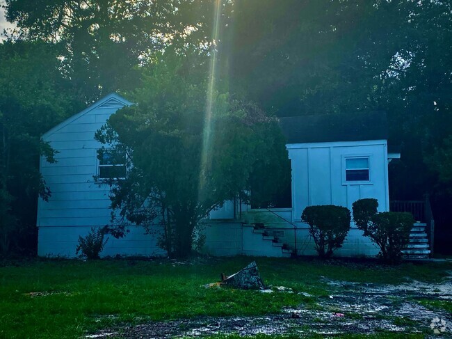 Building Photo - Cool in the Shade in this nice 3 Bedroom Home