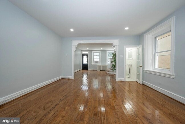 Photo - 201 Dupont St