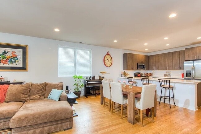 Photo - 693 N Peoria St