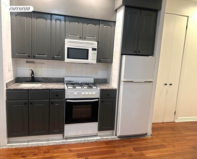 Photo - 326 W 47th St